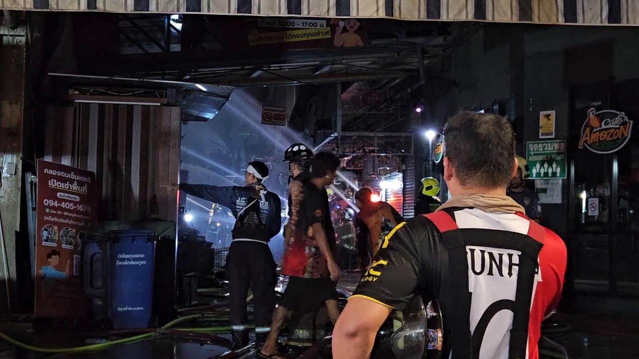 Video thumbnail for Thailand: Bangkok Fire Engulfs Klongthom Centre 10.