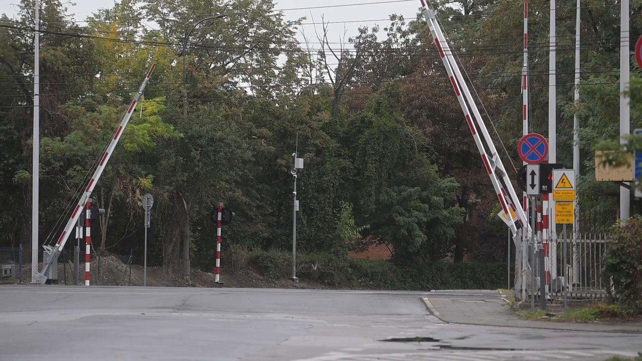 Video thumbnail for Poland: Polish train drivers launch nationwide go-slow protest following fatal level-crossing crash.