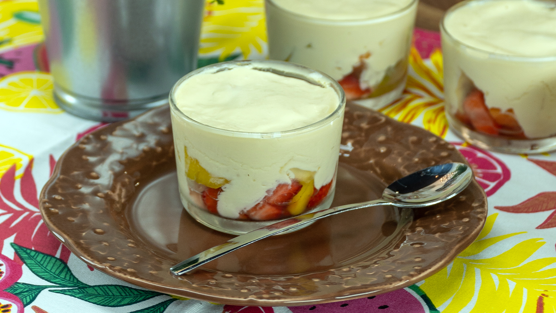 Video thumbnail for Sobremesa Gelada de Frutas com Mousse de Maracujá