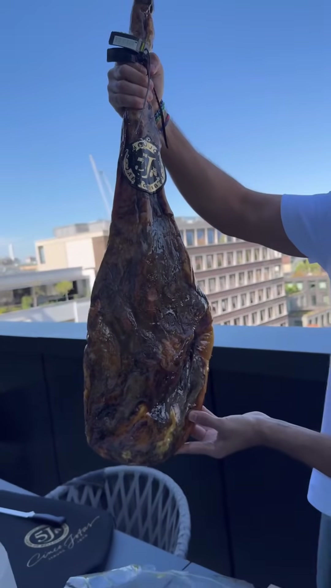 Video thumbnail for Iberico Jamรณn Pizza_ ๐๐(720P_HD)