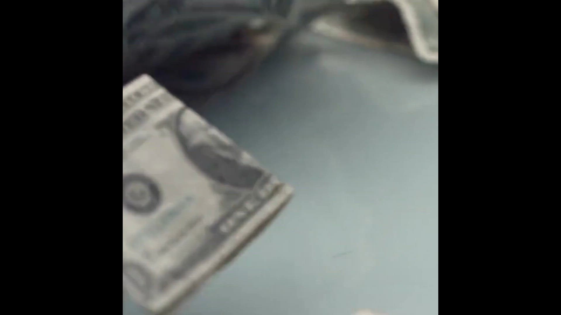 Video thumbnail for Para Maymunu Bile Bozar