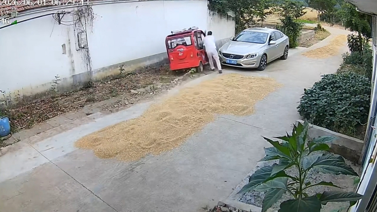 Video thumbnail for E-Bike Zooms Off, Man Takes a Tumble in Jiangsu!