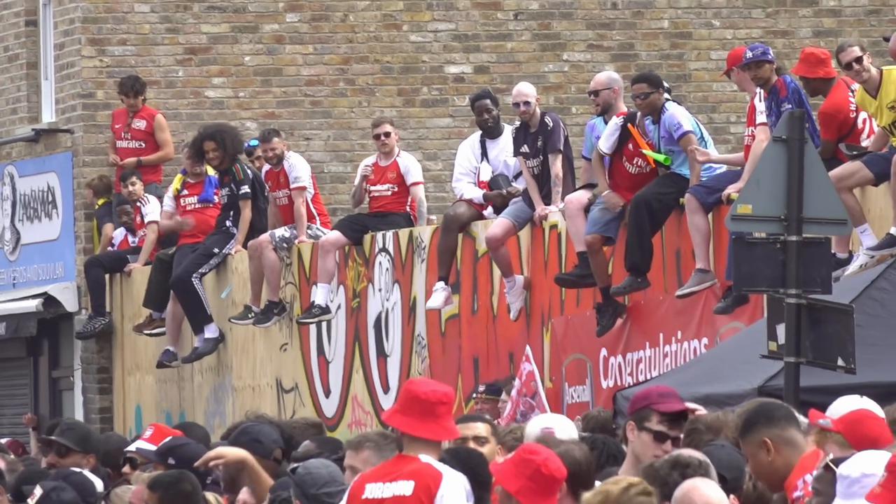 Video thumbnail for UK: Arsenal celebrate Premier League title in 22 years.