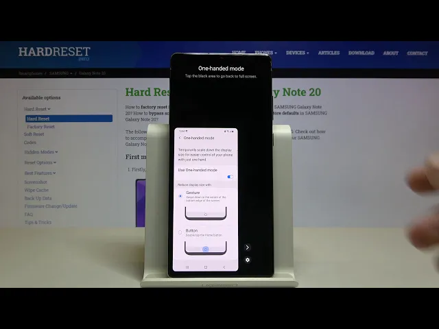 Video thumbnail for How to Enter One Handed Mode in SAMSUNG Galaxy Note 20 – Use One Handed Mode