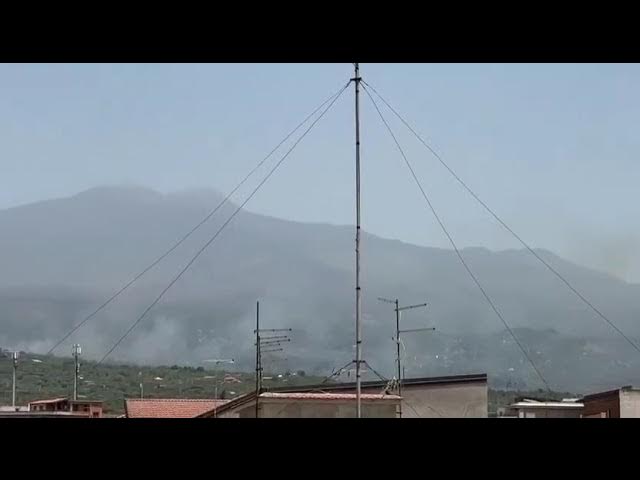 Video thumbnail for Adrano, incendio nella zona Vigne
A causa delle elevate temperature che stanno interessando la Sicil