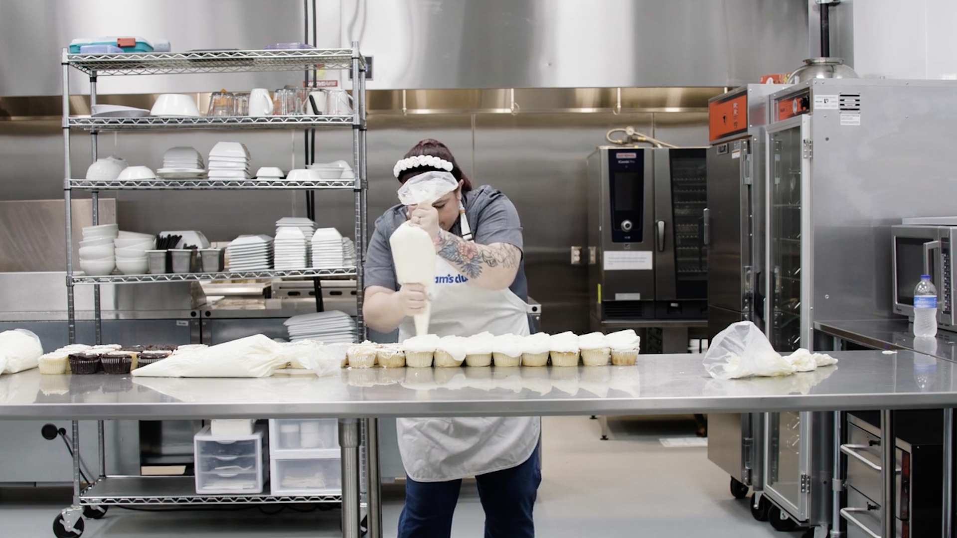 Video thumbnail for Most cupcakes frosted in one minute - 62 by Bridgette Anderson
