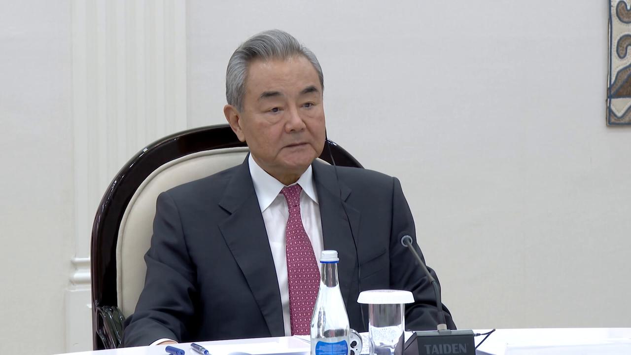 Video thumbnail for Kyrgyzstan: Kyrgyz president meets Chinese foreign minister ahead of SCO talks.