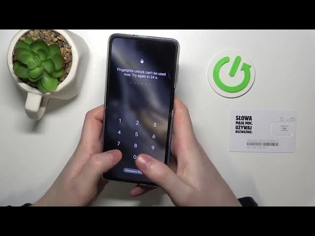 Video thumbnail for OPPO Find N2 Flip - Size Comparison to an Average Male Hand