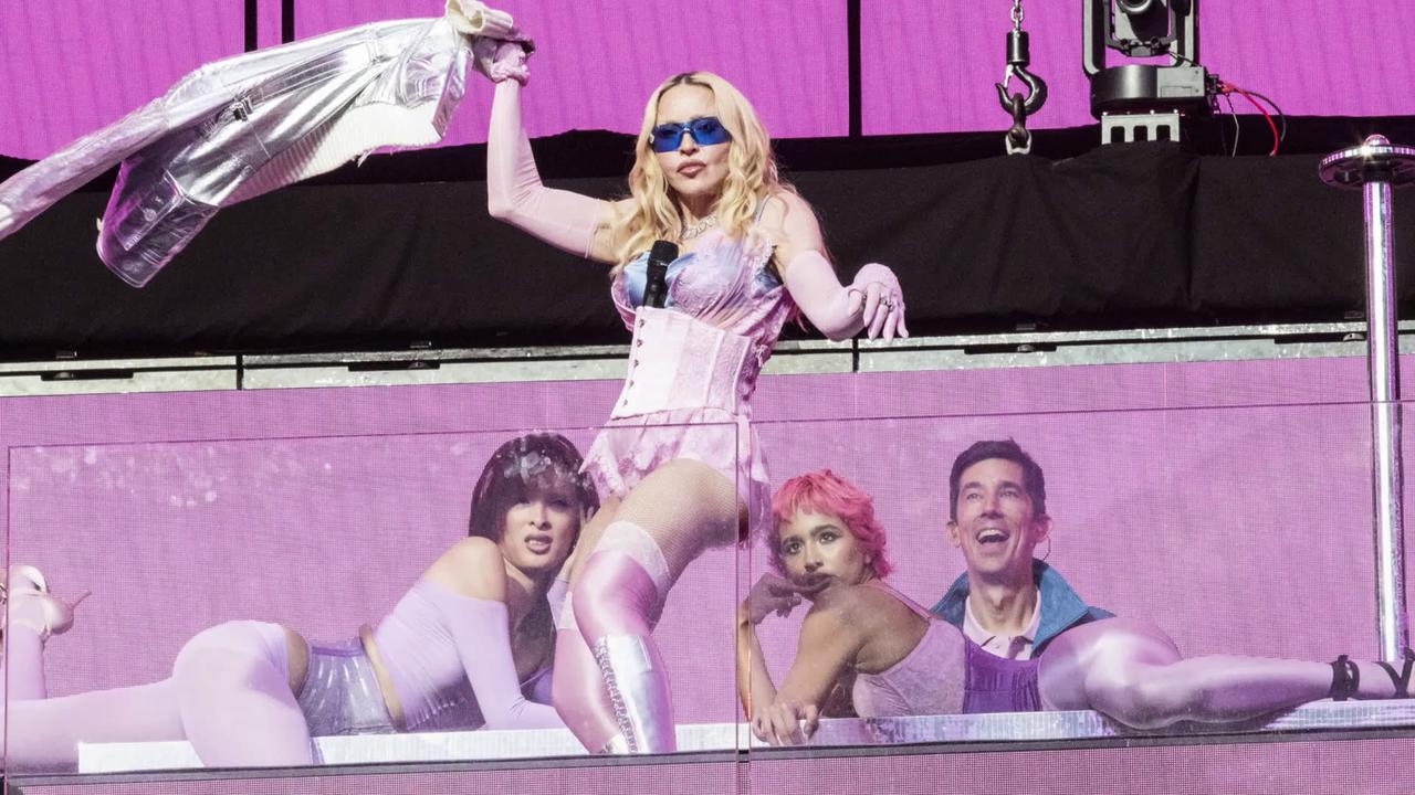 Video thumbnail for Madonna transforme Times Square en dancefloor géant.