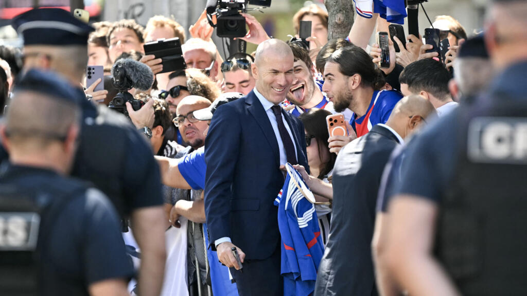 Video thumbnail for Zidane and fans rejoice as football legend becomes France's new coach
