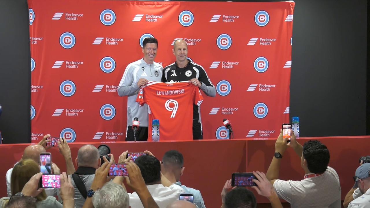 Video thumbnail for US: Chicago Fire FC introduces Robert Lewandowski.