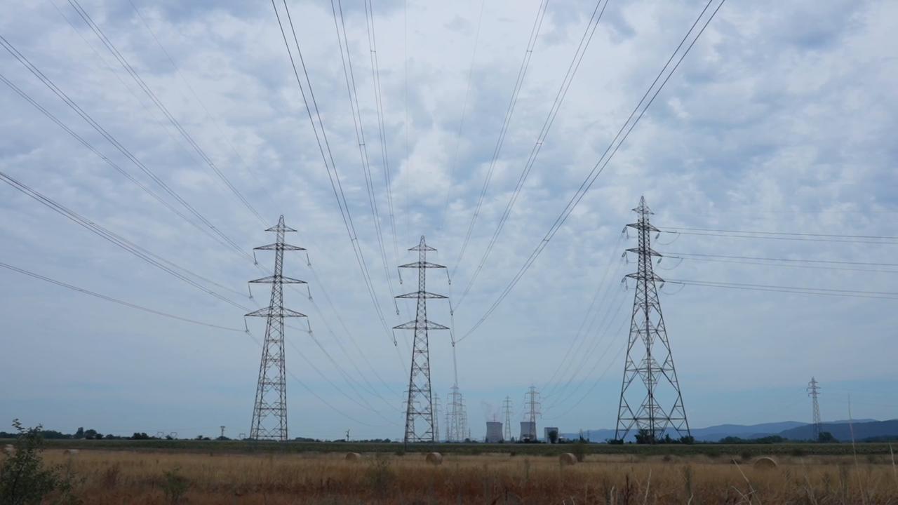 Video thumbnail for France: Golfech nuclear reactors remain offline amid heatwave in France.