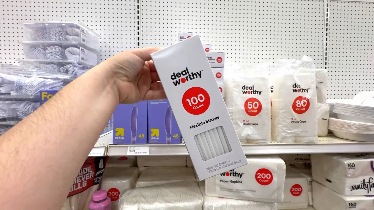 Video thumbnail for She Buys A Pack Of Straws For Her  Wall And The Result Is Genius!