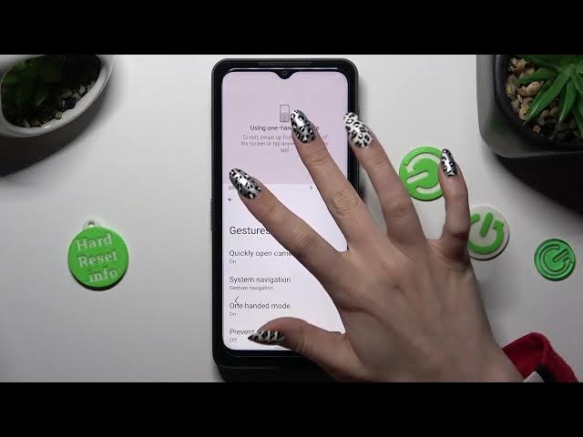 Video thumbnail for How to Enter One Handed Mode on CAT S75?