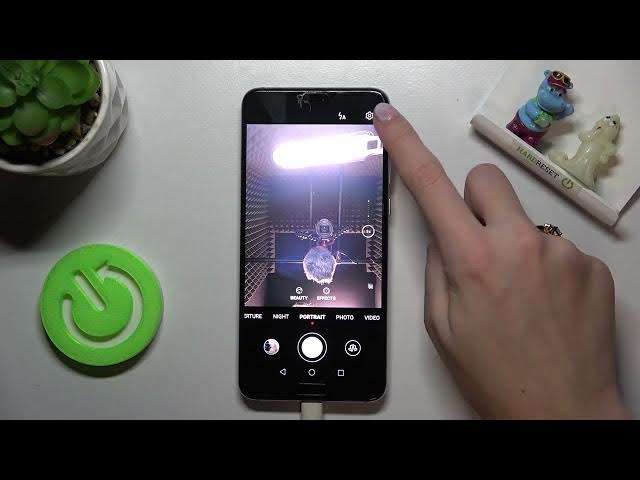 Video thumbnail for How to Turn on/Turn off the Camera Mirror Reflection Effect on HUAWEI P20 Pro