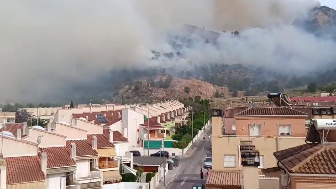 Video thumbnail for Spain: Murcia Wildfire Grows As Thick Smoke Engulfs Hillsides.