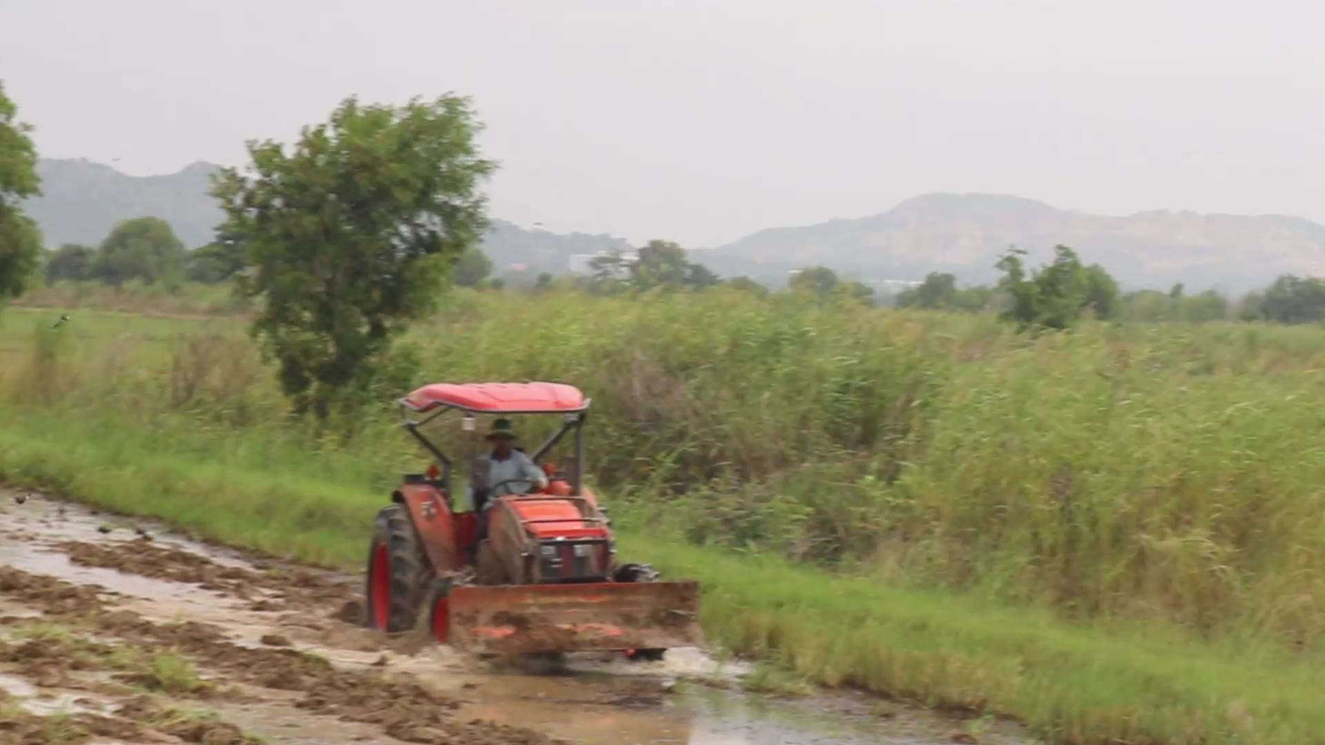 Video thumbnail for Big Tractor help famer in field