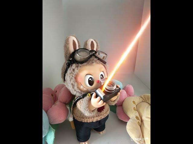 Video thumbnail for 高品质 拉布布漫步在大朵花的花园里 拿出相机来开闪光灯拍了一张照 加入闪