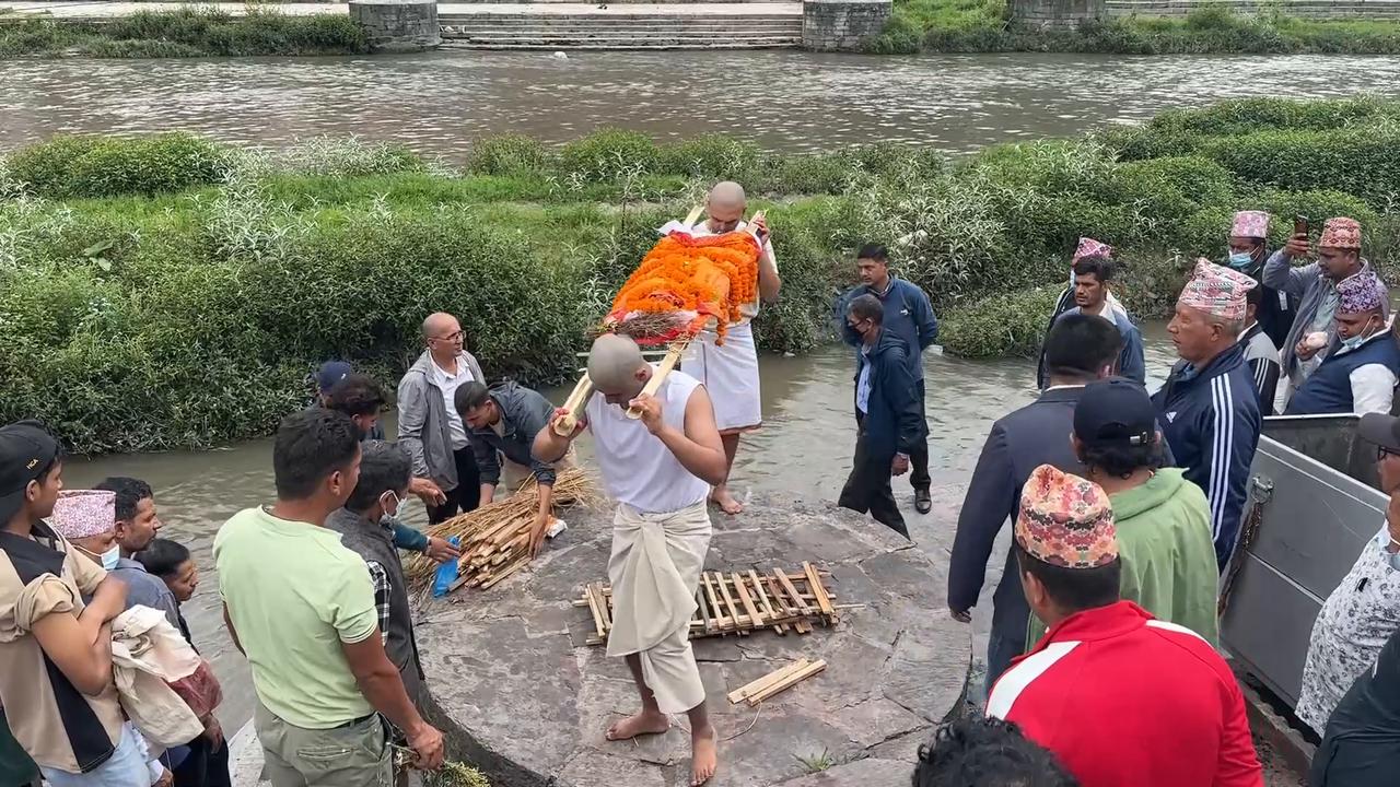 Video thumbnail for Nepal: Families hold symbolic funerals as Nepal flood death toll hits 1,252, over 4,200 missing.