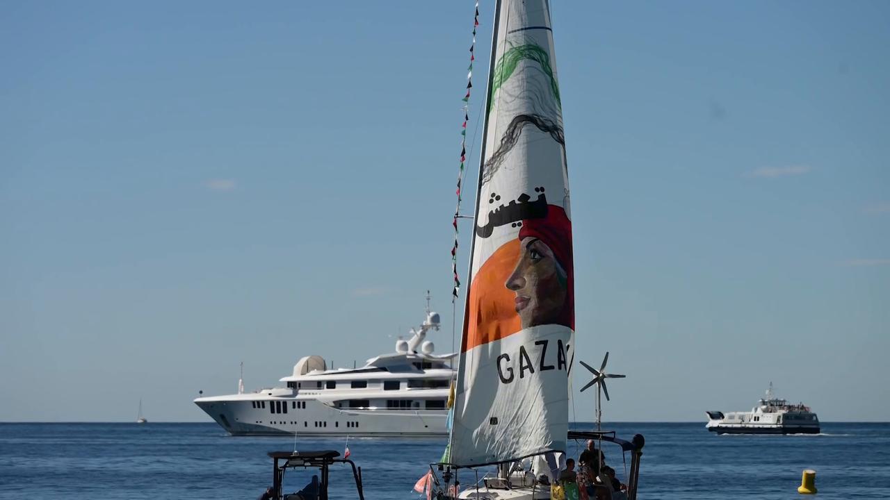 Video thumbnail for France: Boat bearing "Gaza Lives On" message displays support for Palestinians in Cannes.