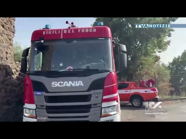 Video thumbnail for Fine settimana di fuoco in Sicilia. Apprensione per il rogo in contrada Solicchiata ad Adrano