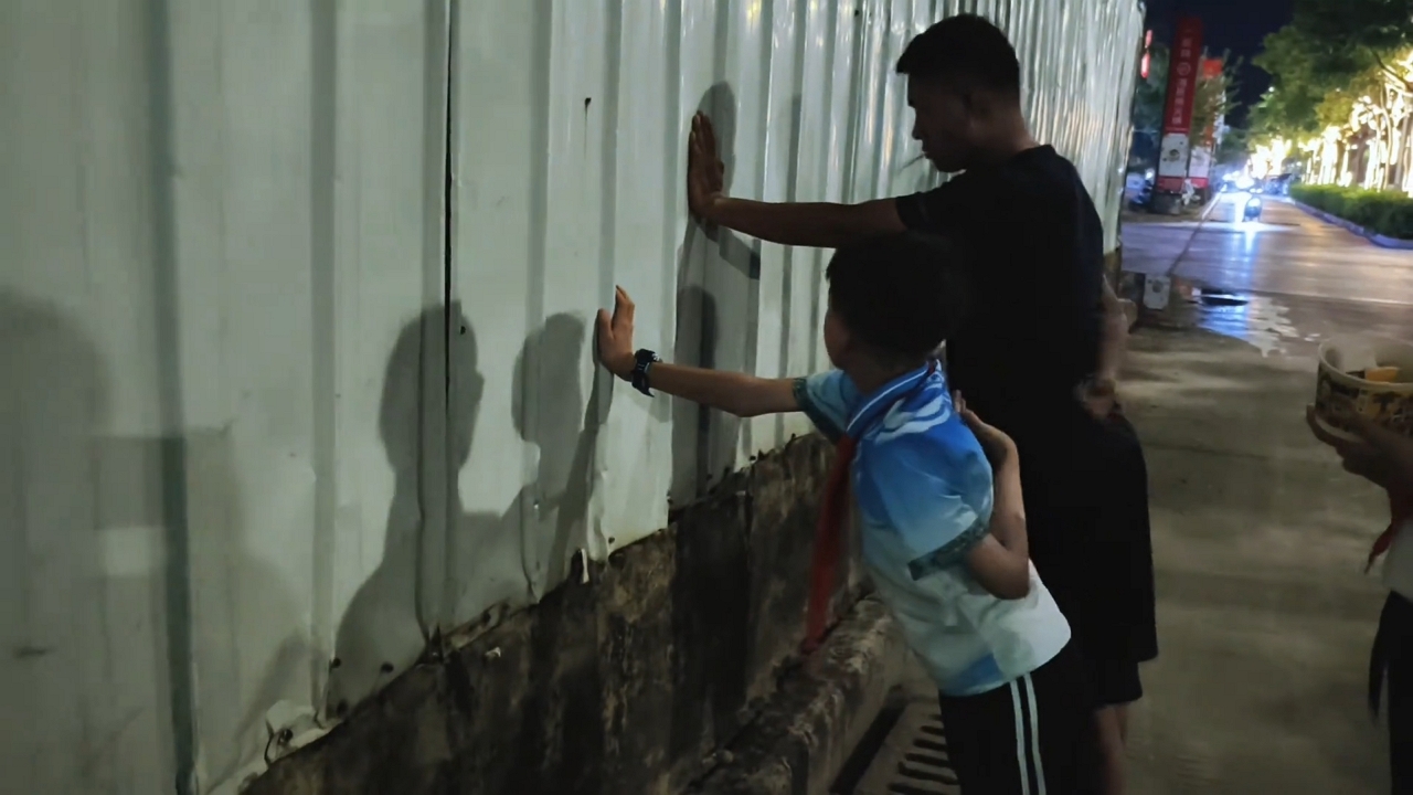 Video thumbnail for Boy Pulls Hilarious Prank on Dad in Yunnan
