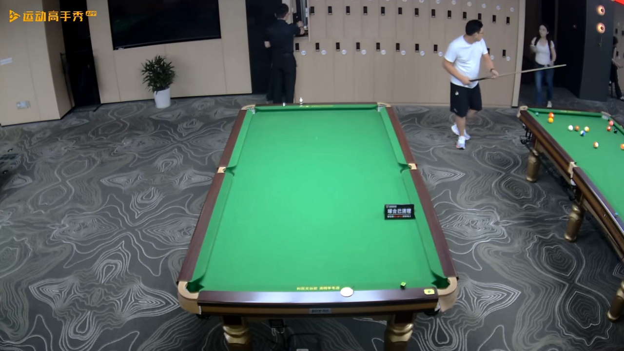 Video thumbnail for Cue Stick Case Falls and Hits Woman's Head in Zhejiang Billiard Hall