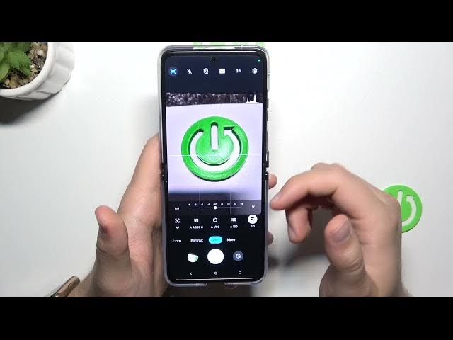 Video thumbnail for MOTOROLA Razr 40 Ultra - Camera Pro Mode Overview