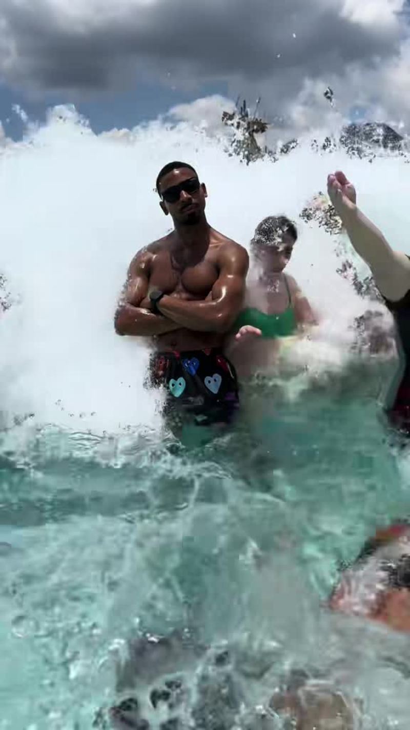 Video thumbnail for Friends Pose for Photo in Hilarious Wave Pool Prank
