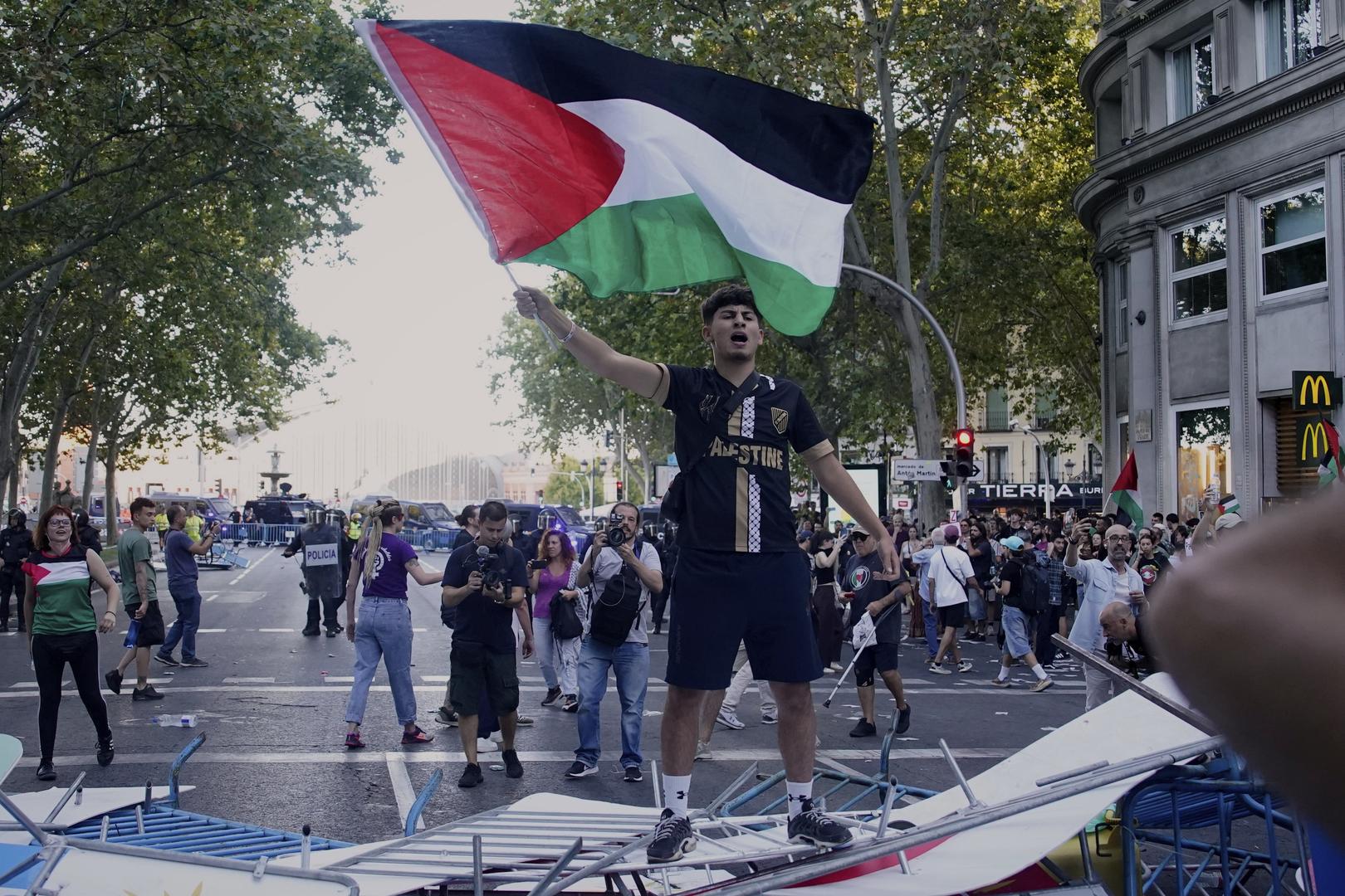 'Video thumbnail for Scenes after pro-Palestinian protesters interrupted final stage of Spanish Vuelta'