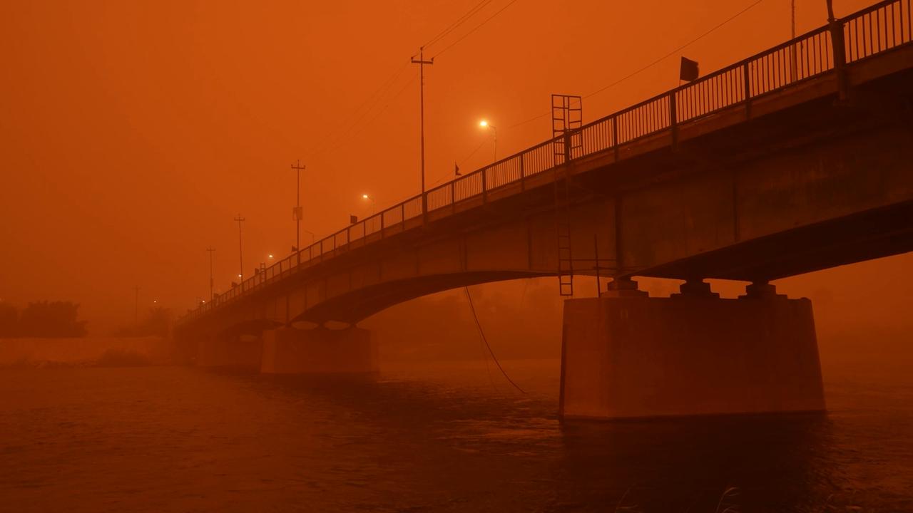 Video thumbnail for Iraq: Sandstorm sweeps across Iraq’s Najaf, disrupting city traffic.