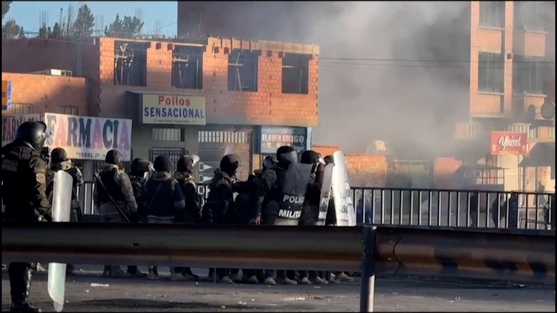 Video thumbnail for Bolivian army attempts to clear roads after 11 days of protests
