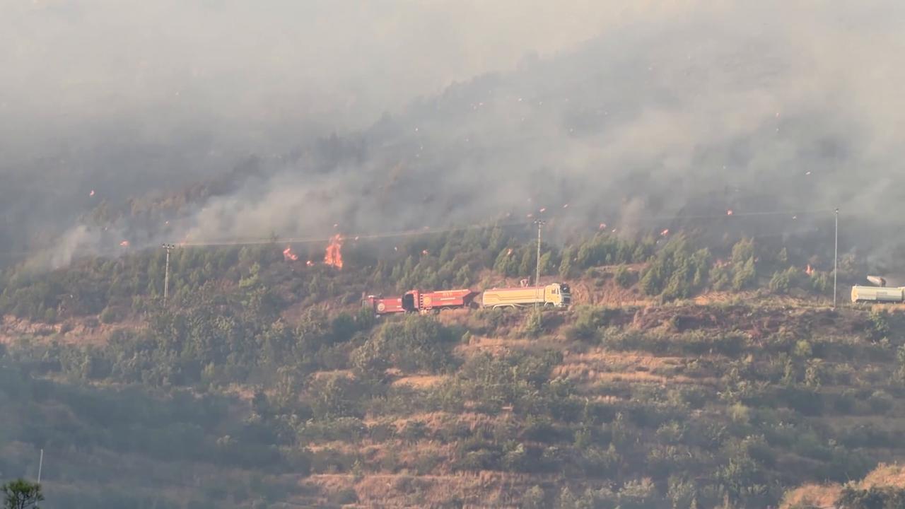 Video thumbnail for Türkiye: Firefighters battle wildfire in southern Türkiye's Antalya (2).