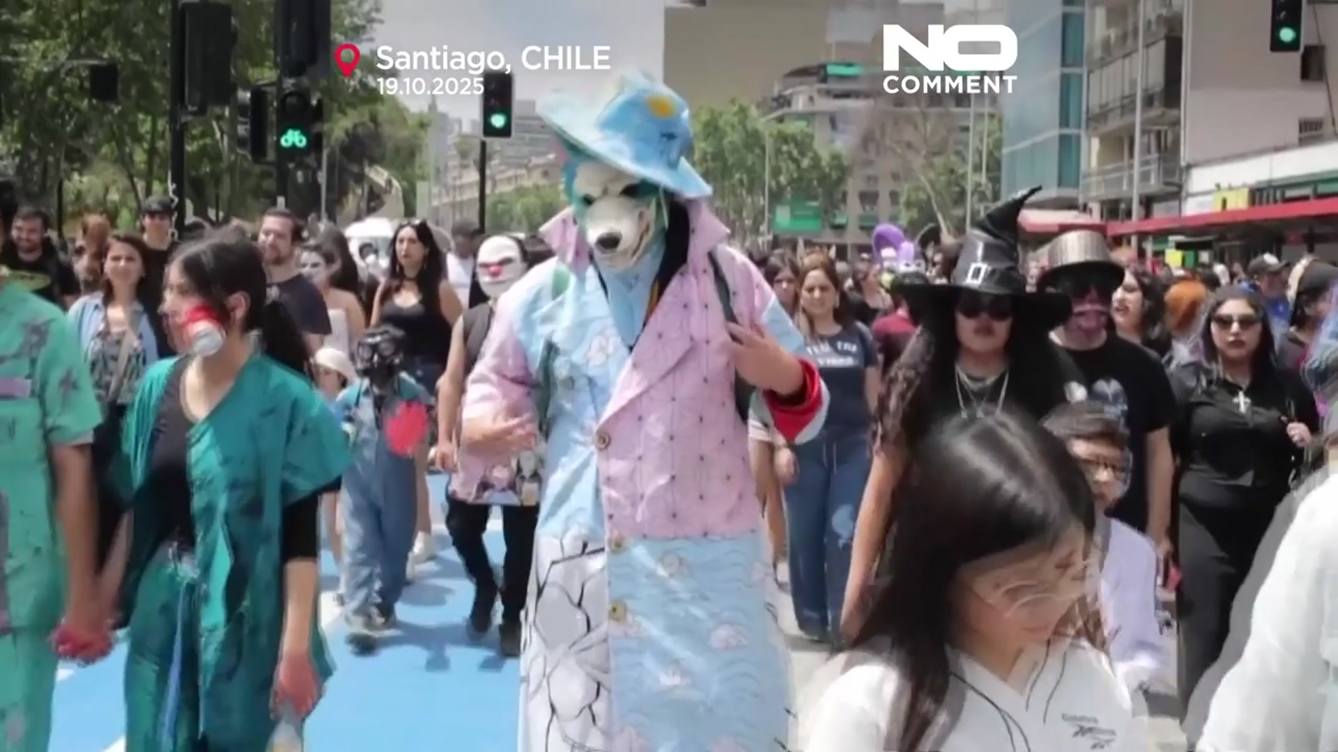 'Video thumbnail for Thousands join Santiago’s annual Zombiewalk in a celebration of horror and art'
