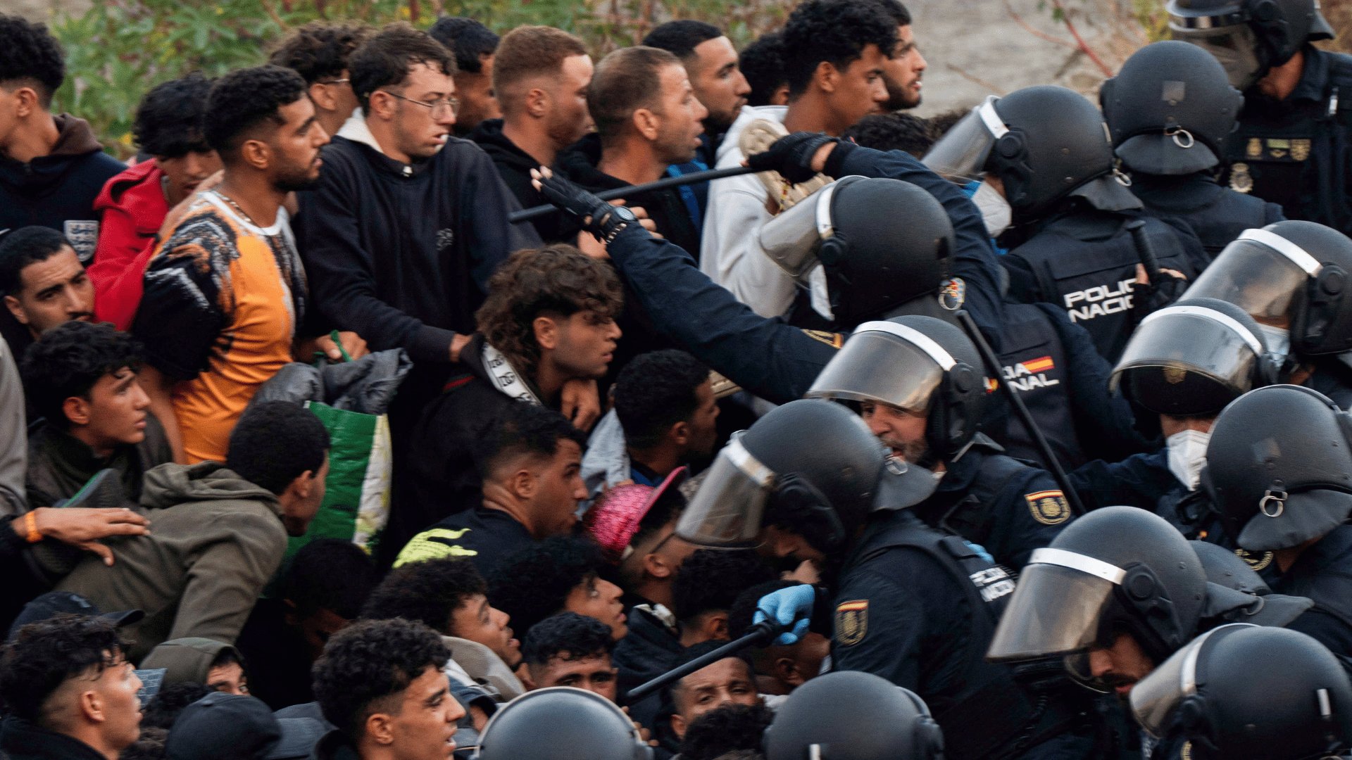 Video thumbnail for Chaos erupts as Spain moves stranded migrants to new Ceuta shelter