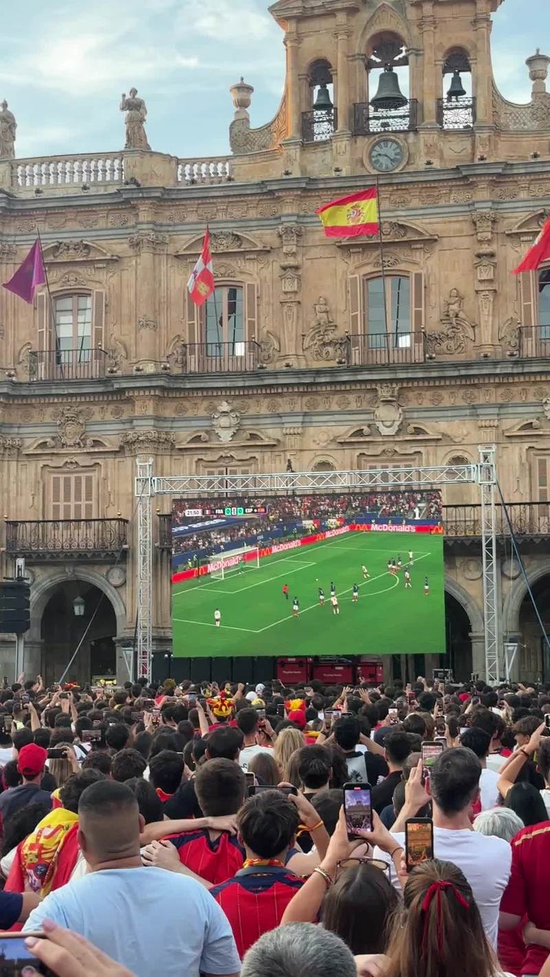 Video thumbnail for Plaza Mayor Erupts as Spain Scores against France