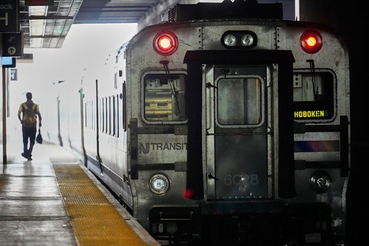 Video thumbnail for Brush fire near Hudson river tunnels sparks major NJ Transit and Amtrak commuter delays