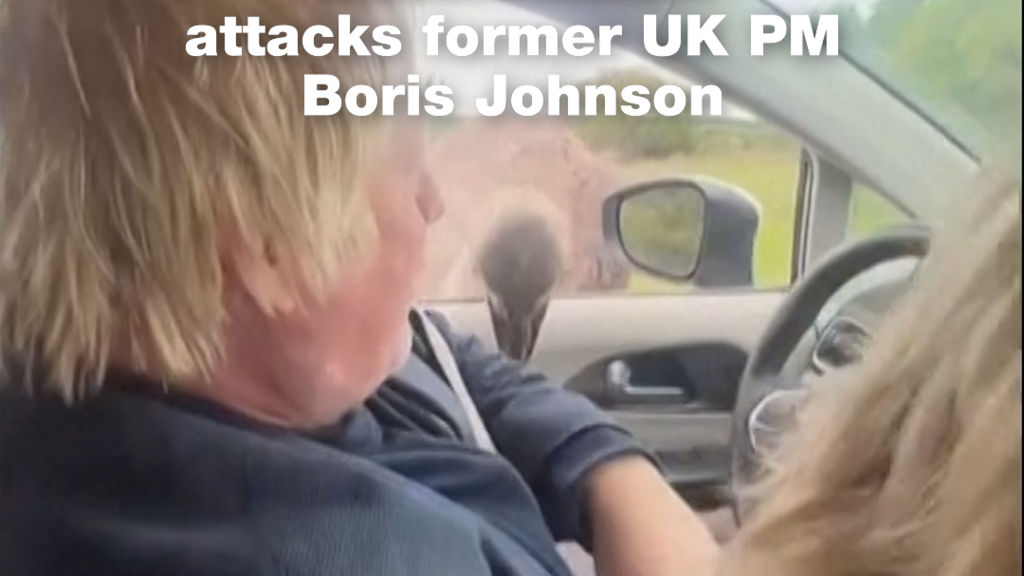 Video thumbnail for Ostrich attacks former UK PM Boris Johnson in Texas