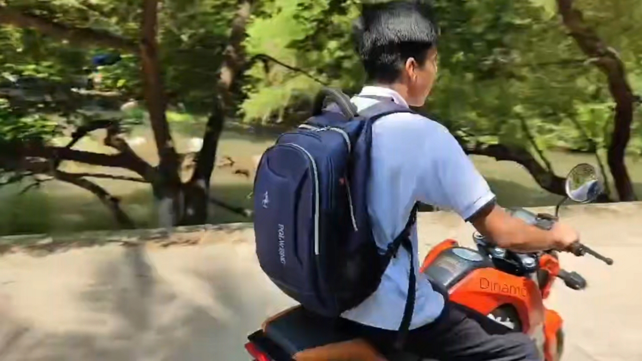 Video thumbnail for Motorcyclist Loses Control and Falls on Small Road in Oaxaca