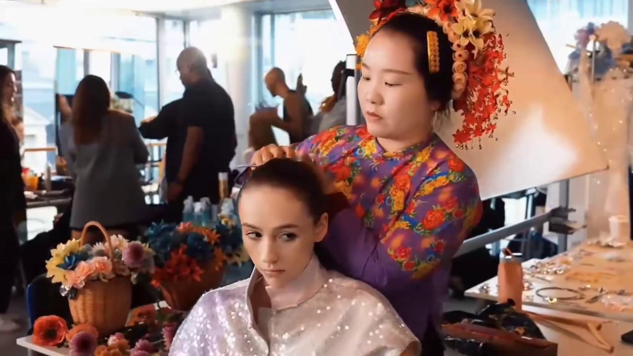 Video thumbnail for China: Traditional floral headdress custom thrives in Quanzhou.