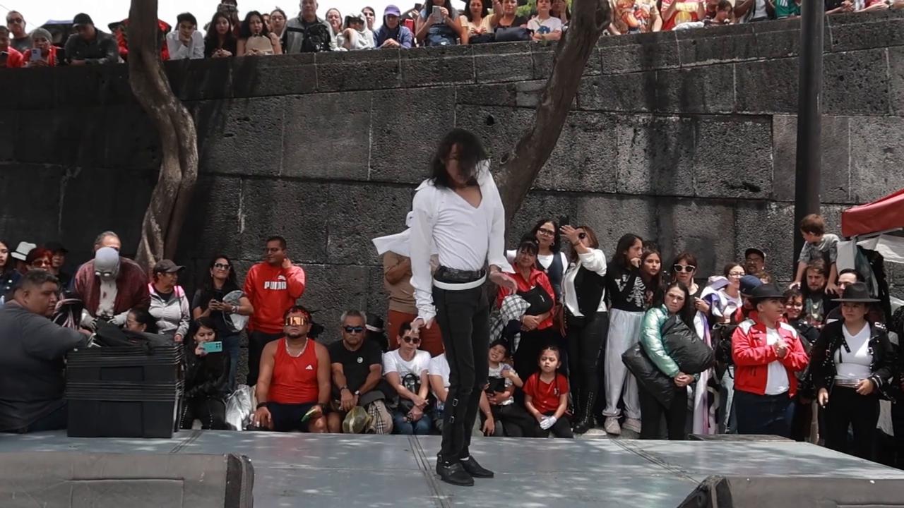 Video thumbnail for Mexico: Michael Jackson fans stage massive 'Thriller' tribute in Mexico City on his 68th birthday.