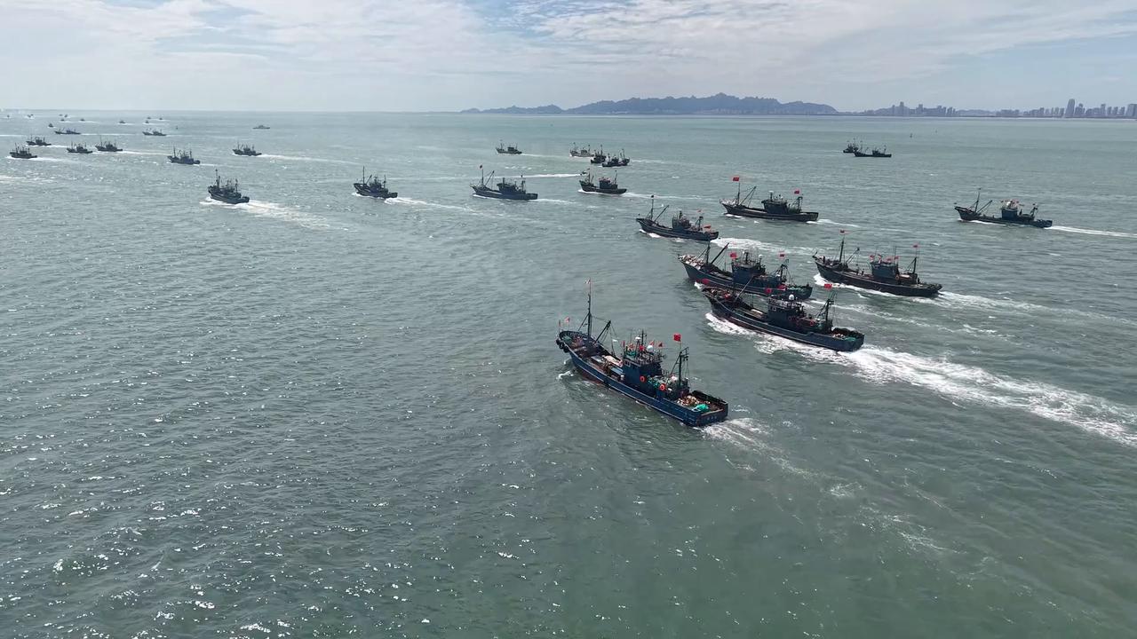 Video thumbnail for China: Fishing Boats Autumn Fishing.