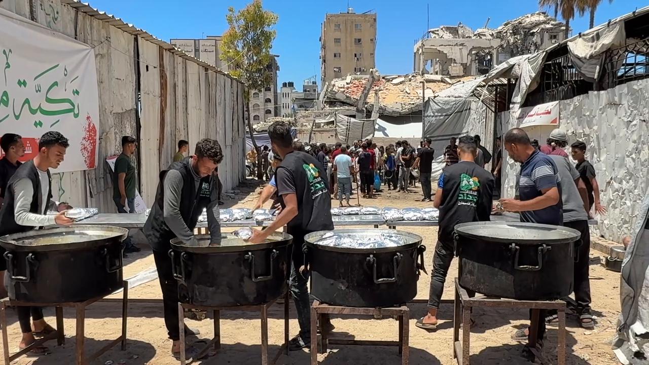 Video thumbnail for Gaza Families Receive Free Meals 28.
