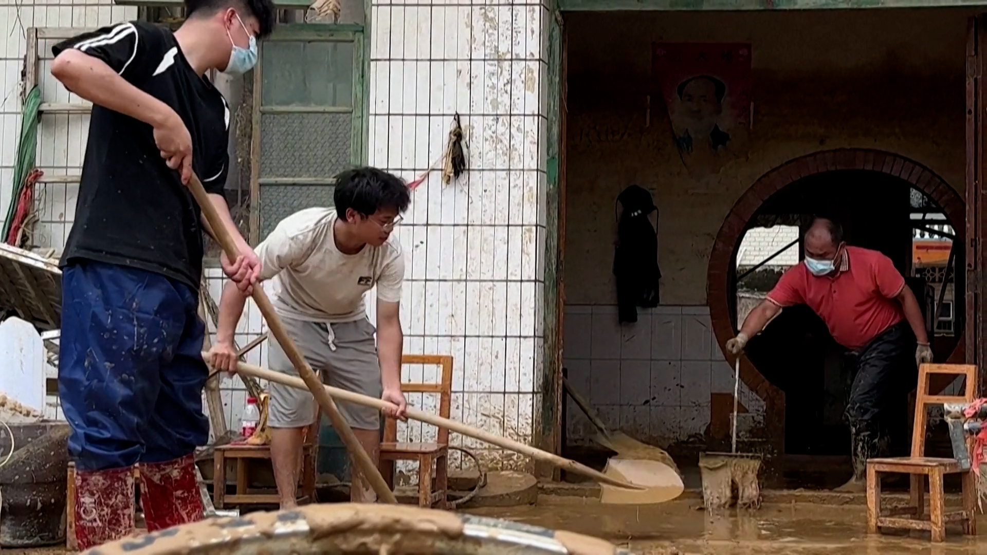 Video thumbnail for Mass cleanup underway after severe flooding in China