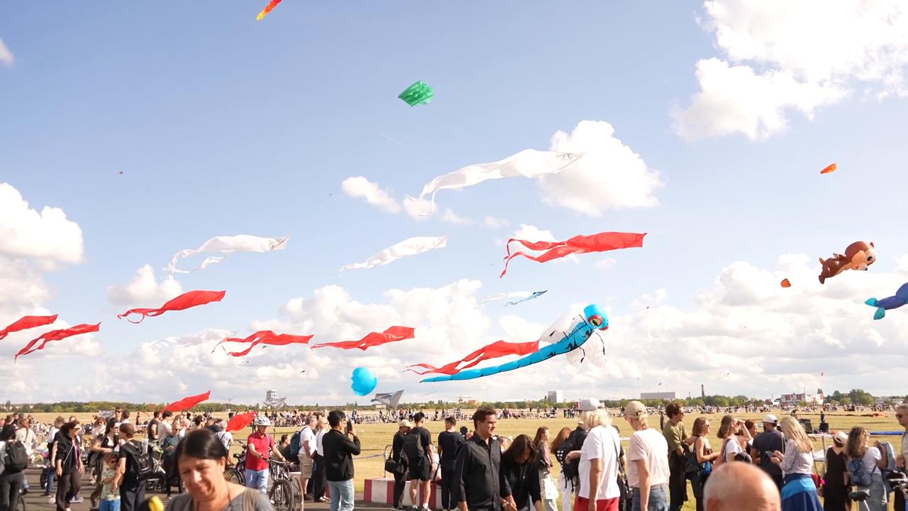 Video thumbnail for Germany: Giant kites soar over Berlin during annual festival.