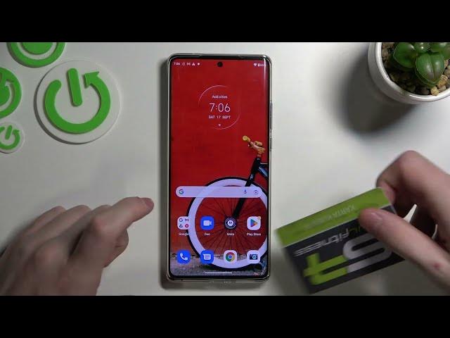 Video thumbnail for MOTOROLA Edge 30 Ultra - Hand Size Comparison.
