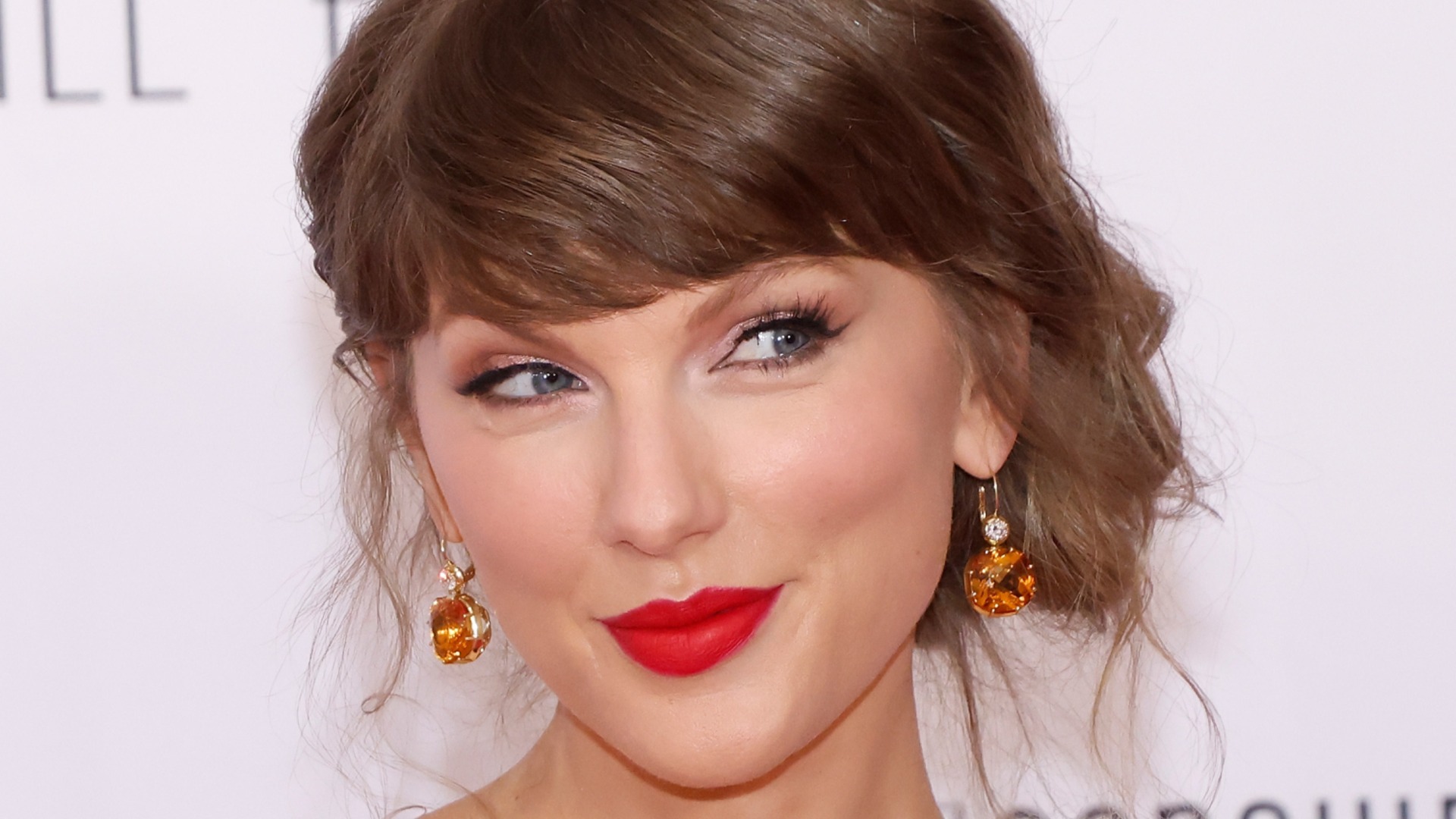 Video thumbnail for What Taylor Swift Really Looks Like Without Makeup