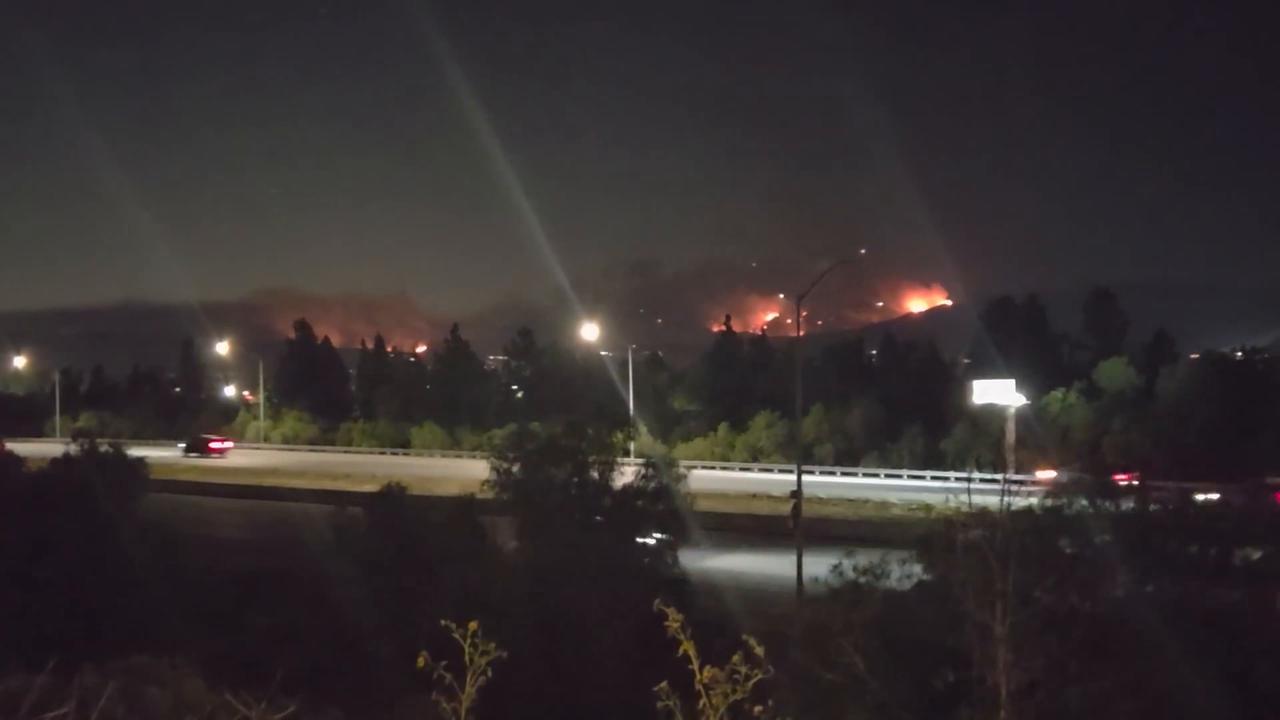 Video thumbnail for US: Evacuations Ordered as Sandy Fire Tears Through Simi Valley, California 4.