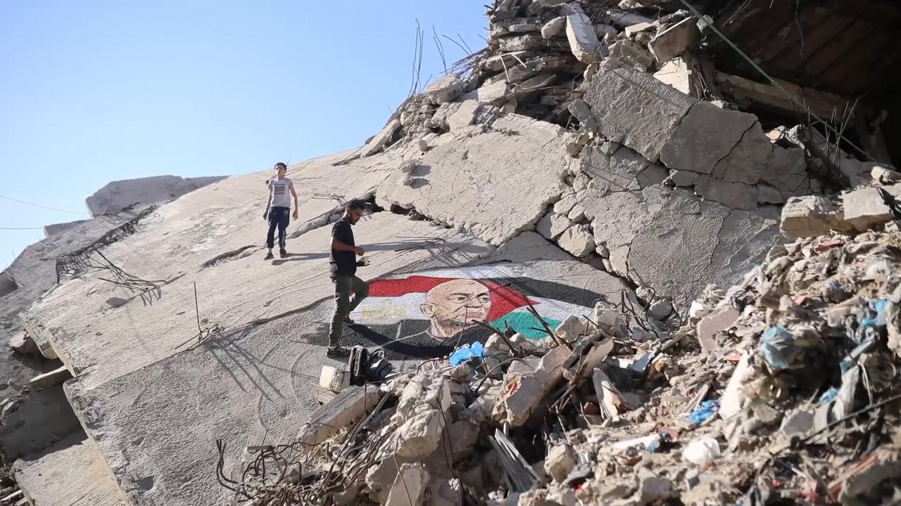 Video thumbnail for Mural honoring Egypt coach Hossam Hassan painted on Gaza rubble.