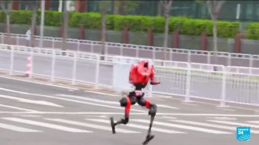 Video thumbnail for Humans far behind as robot breaks record at Beijing half marathon